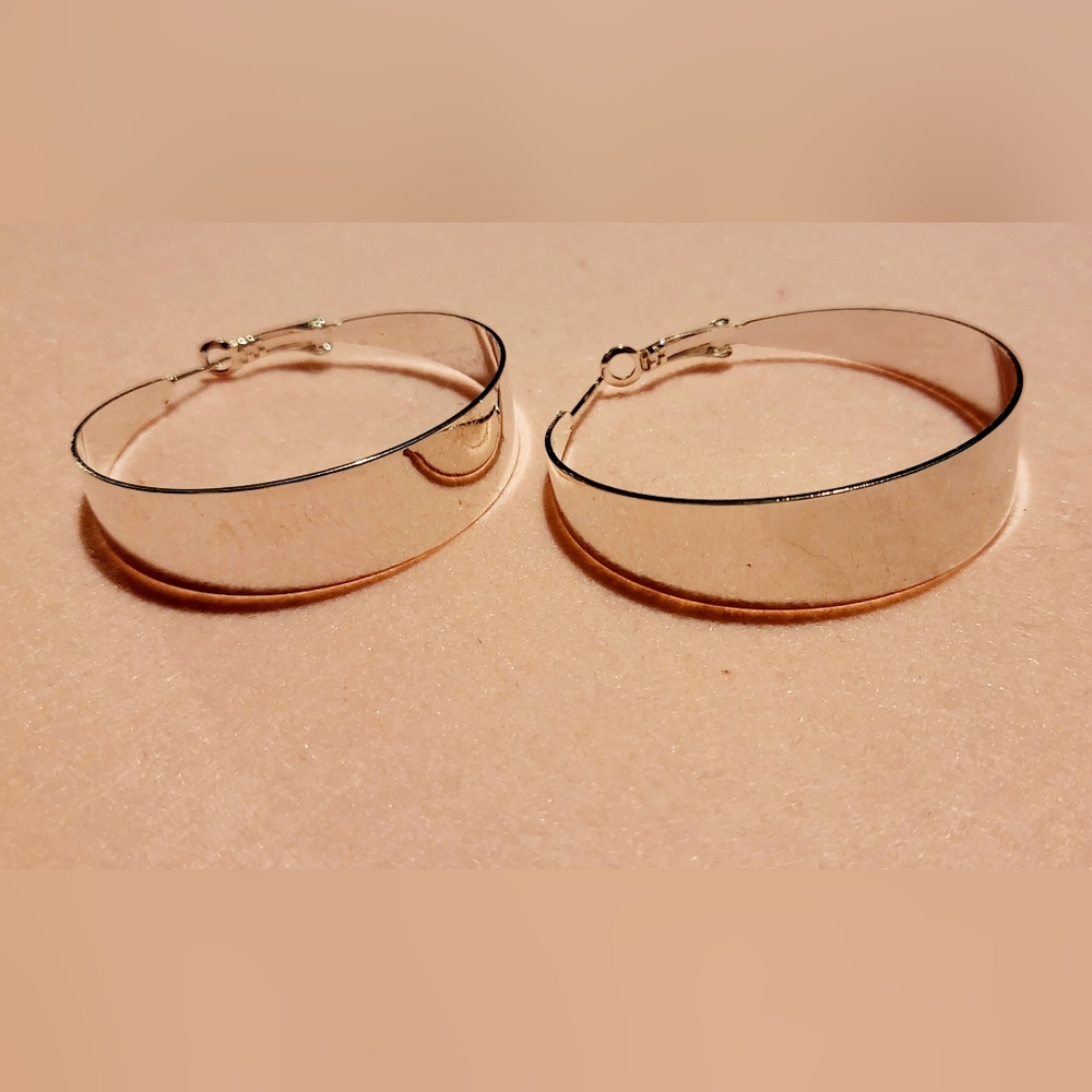 Chic Lightweight Hoops In Timeless Sterling Silver.